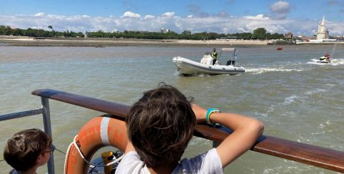 Prenez le bateau en famille pour le prix d'un ticket de bus avec le passeur et bus de mer Yélo à La Rochelle