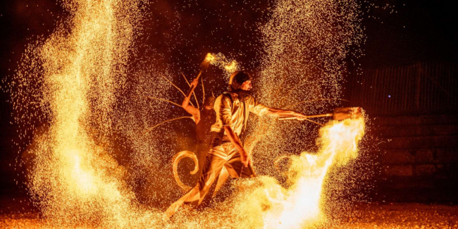 Spectacle de feu "Lughna", en famille pendant les Estivales de Haute-Saintonge 2023
