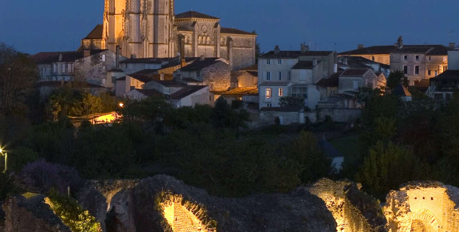 "Enquête aux Flambeaux", visite-enquête nocturne à Saintes