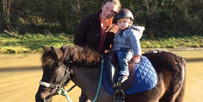 Baby Poney, initiation à l'équitation pour les 1 à 3 ans à La Maison du Poney, près de La Rochelle 