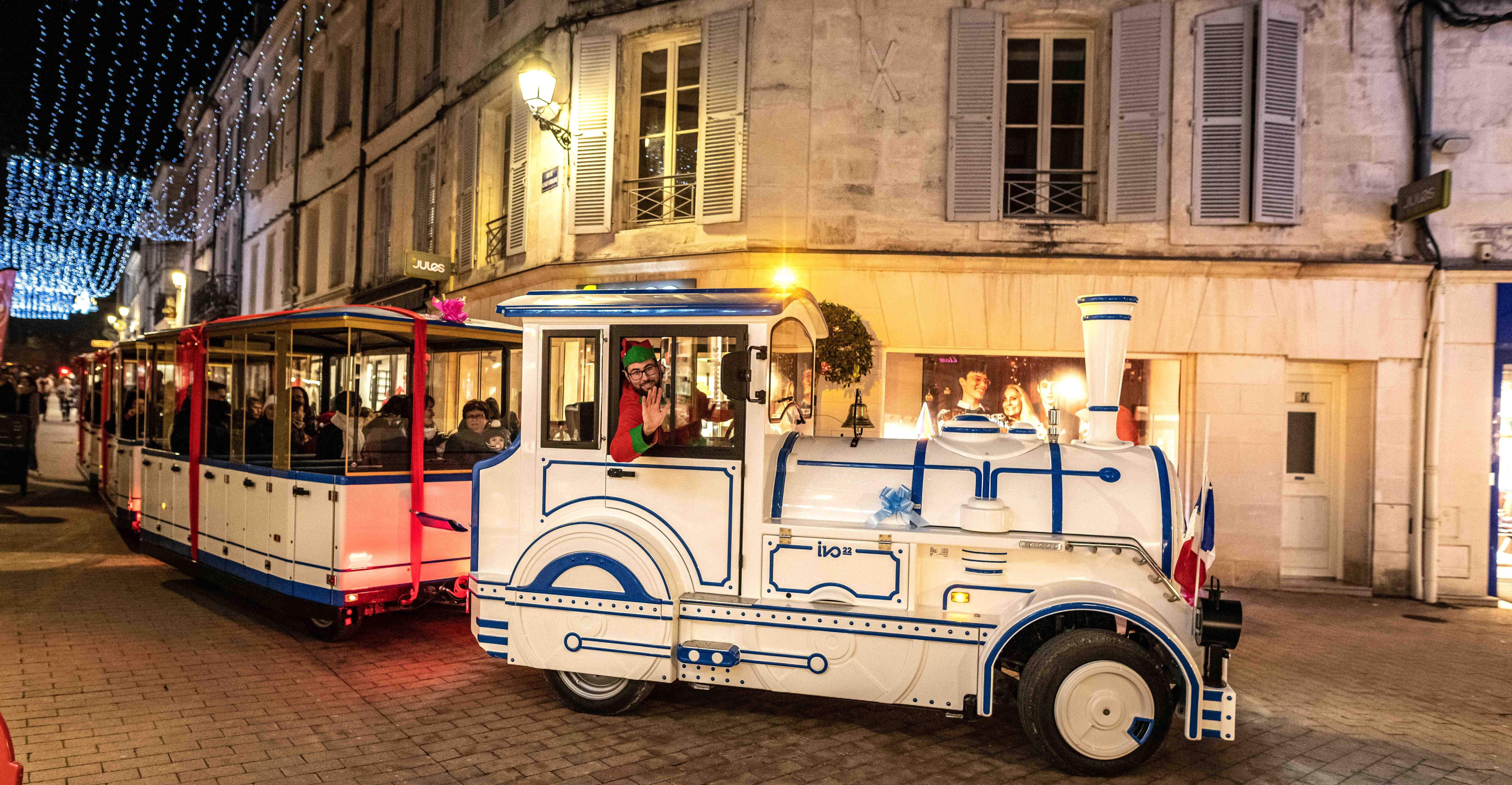 Balade à bord du petit train électrique de Noël à Saintes