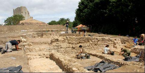 Visite du chantier de fouilles de la maison de Broue, entre Rochefort et Royan