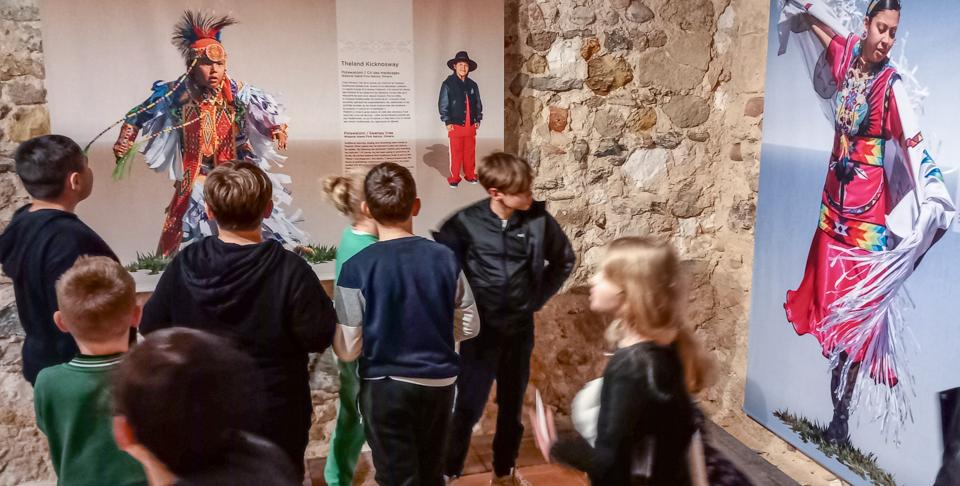 "Regalia fierté autochtone" expo photos étonnantes à la Citadelle de Brouage