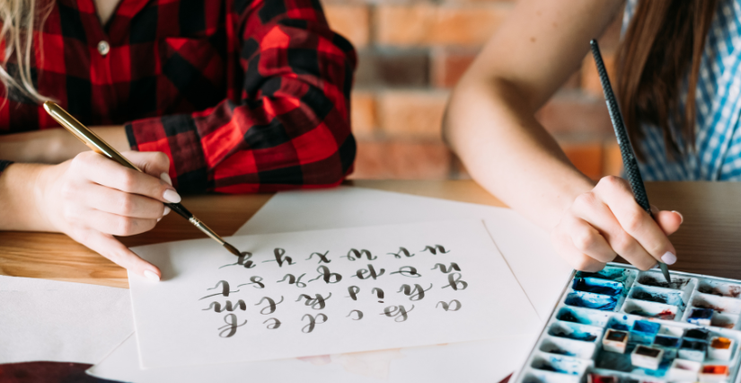 Atelier calligraphie à la maison de Broue, entre Rochefort et Royan