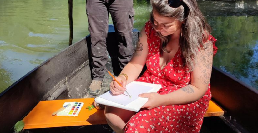 Atelier dessin naturaliste en barque dans le Marais Poitevin.
