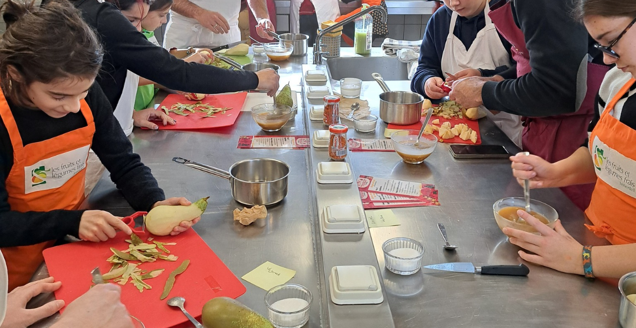 Atelier cuisine ado "recettes de printemps" à la Maison de la Vigne et des Saveurs, entre Jonzac, Pons et Barbezieux. 