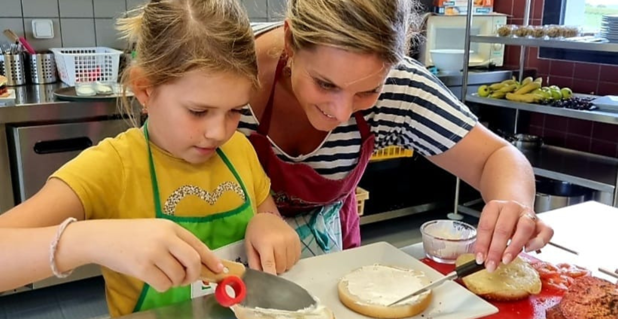 Atelier cuisine parent-enfant "recettes de printemps" à la Maison de la Vigne et des Saveurs, du côté d'Archiac