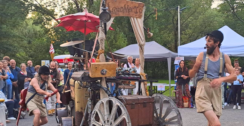 Spectacle de rue "La locomobile Bonallure & Trottinant" à Mosnac, près de Pons