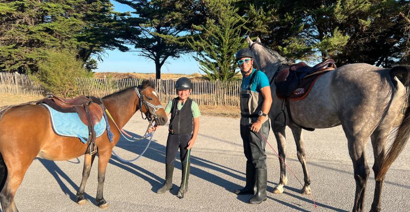 "A cheval en famille", activité parent-enfant à La Maison du Poney, près de La Rochelle